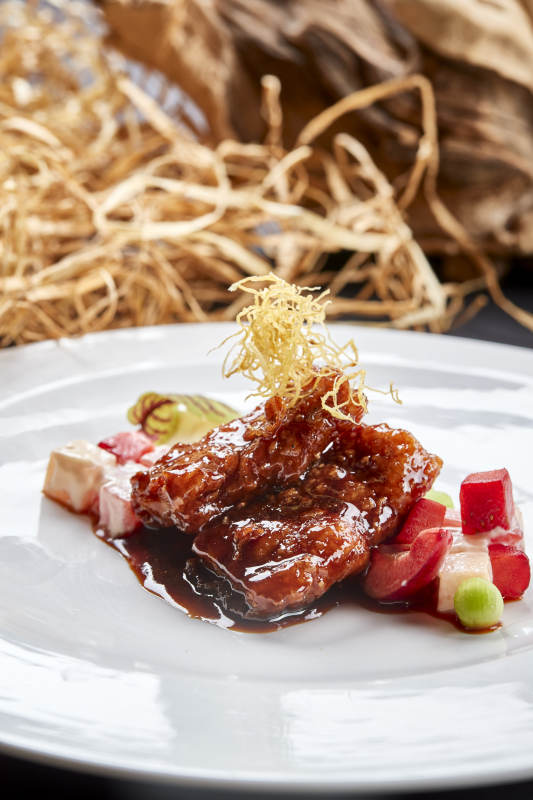 白色圆瓷盘装的浇汁香炸龙利鱼