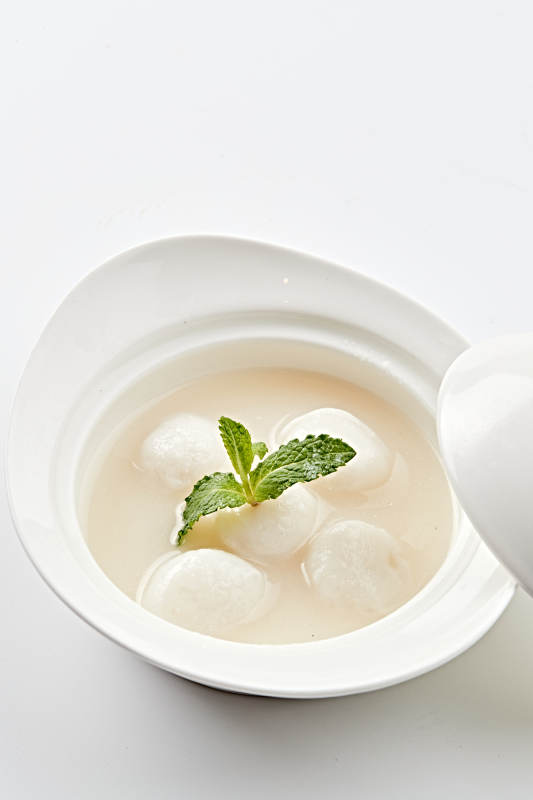 白色瓷汤盅装的香糯桂鱼圆