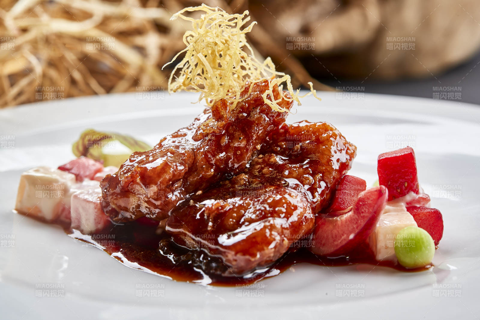 白色圆瓷盘装的浇汁香炸龙利鱼