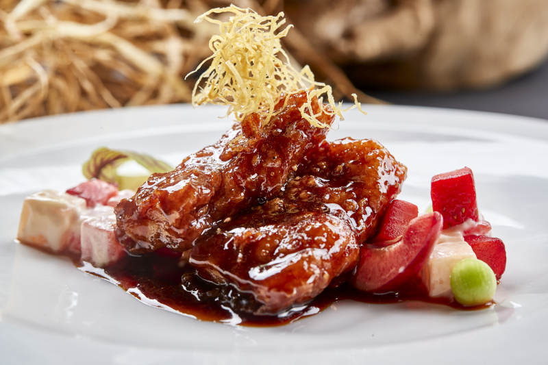 白色圆瓷盘装的浇汁香炸龙利鱼