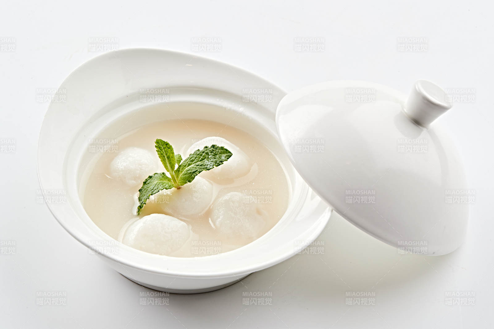 白色瓷汤盅装的香糯桂鱼圆