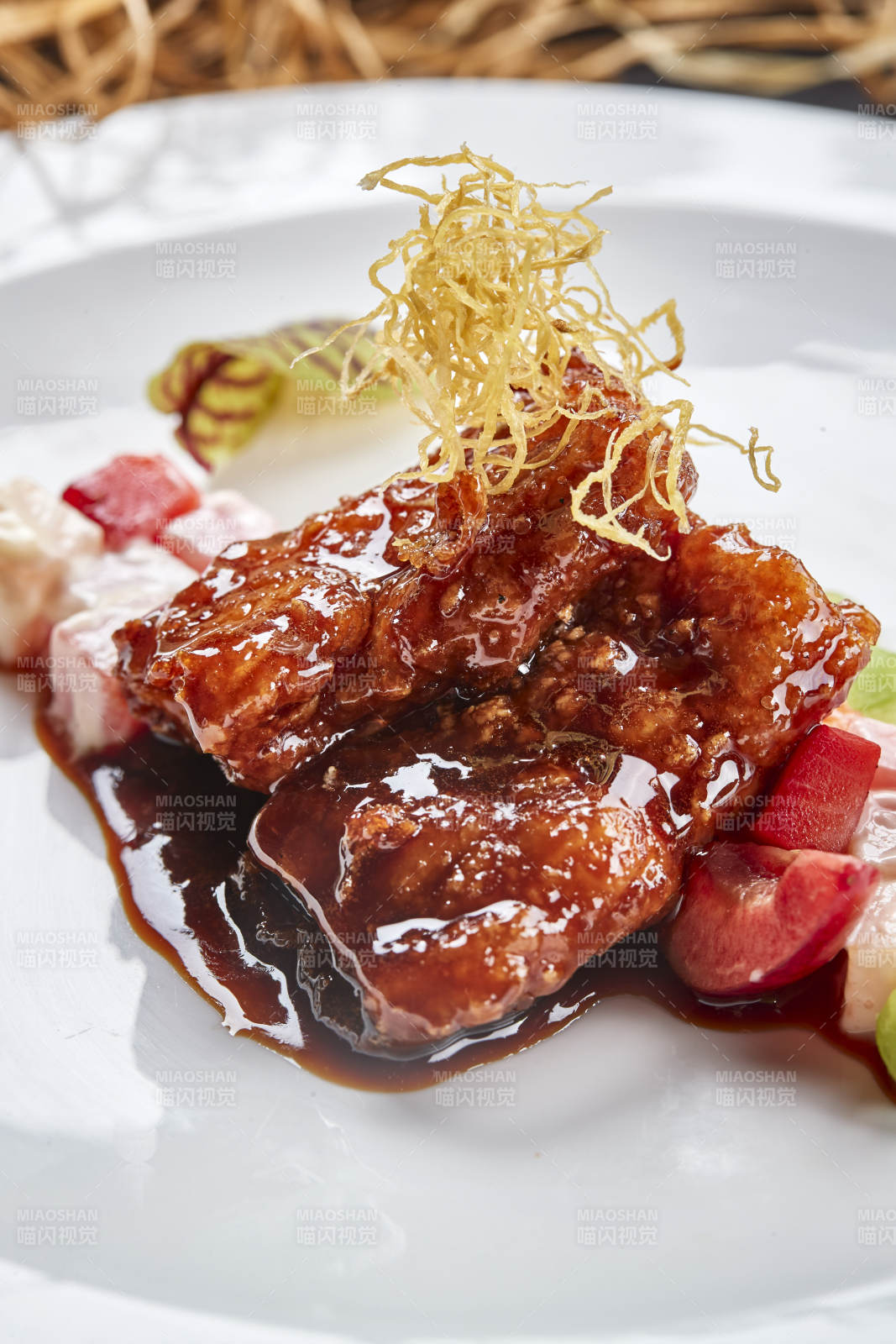 白色圆瓷盘装的浇汁香炸龙利鱼