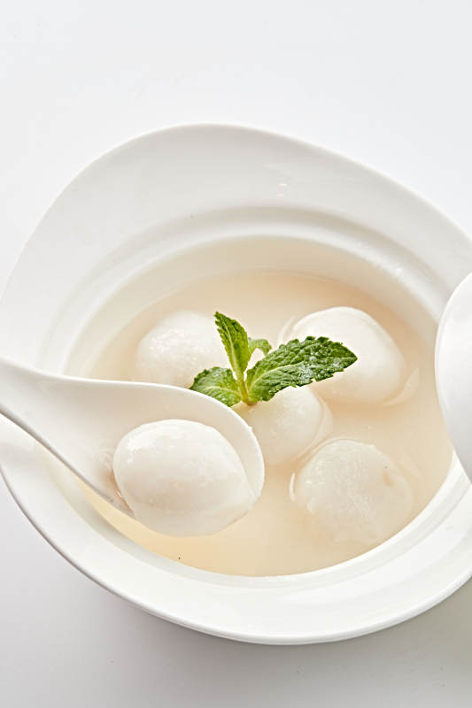 白色瓷汤盅装的香糯桂鱼圆