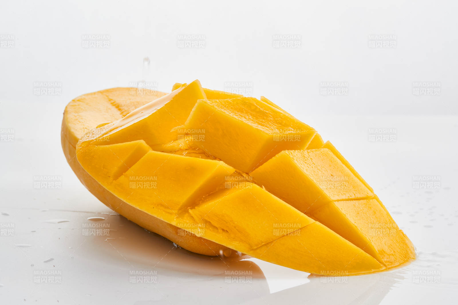 白色背景上摆放的水嫩新鲜芒果