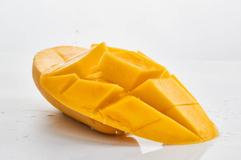 白色背景上摆放的水嫩新鲜芒果