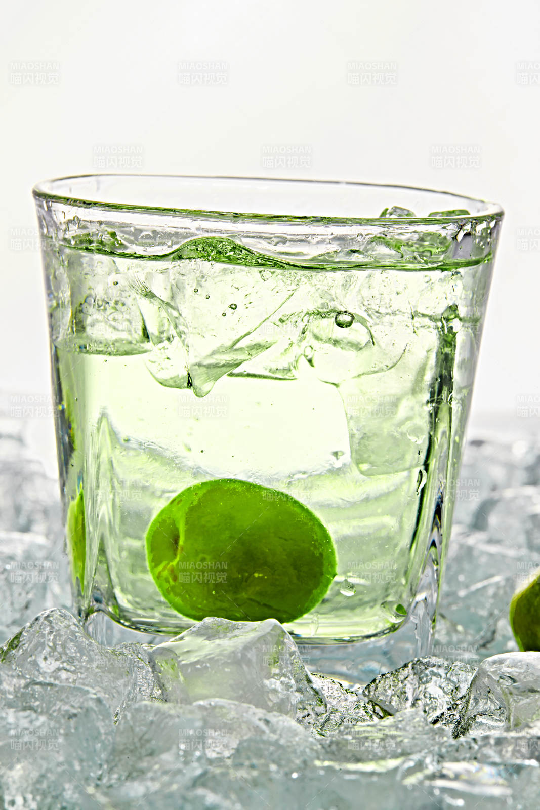 布滿冰塊的酒杯中的清涼白葡萄味預調酒