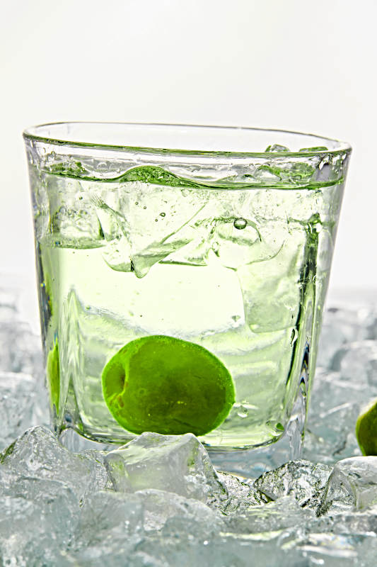 布滿冰塊的酒杯中的清涼白葡萄味預調酒