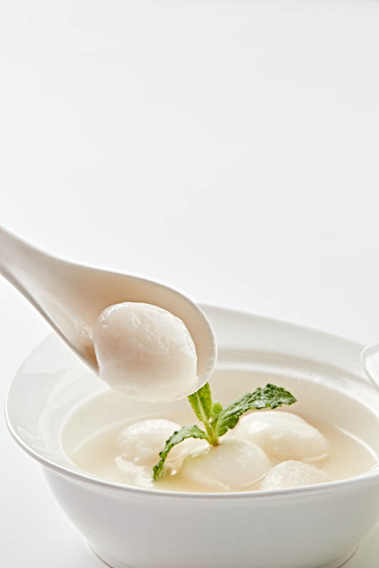 白色瓷汤盅装的香糯桂鱼圆