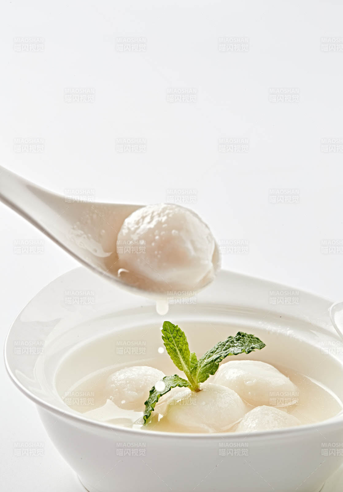 白色瓷汤盅装的香糯桂鱼圆