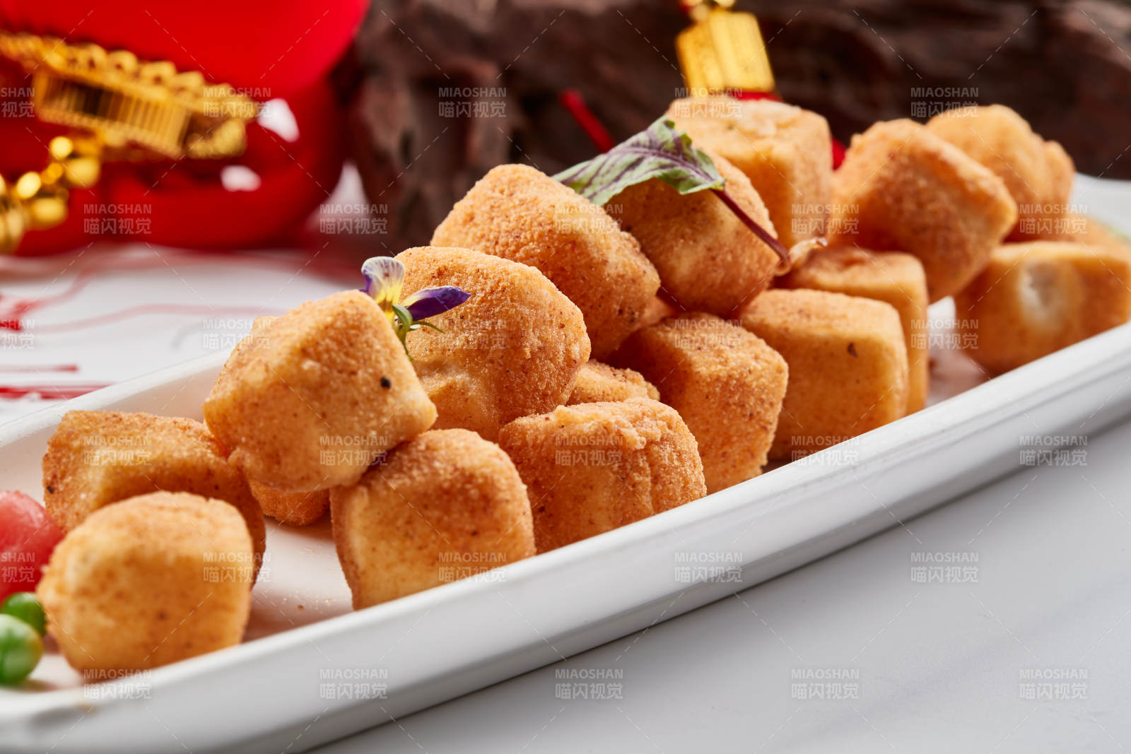 白色瓷盤裝的油炸蟹粉日是豆腐