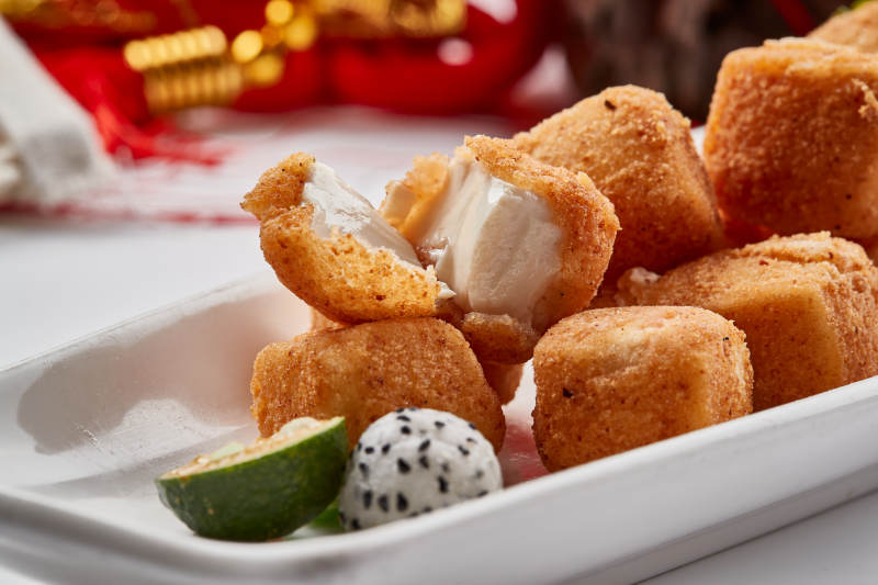 白色瓷盘装的油炸蟹粉日是豆腐