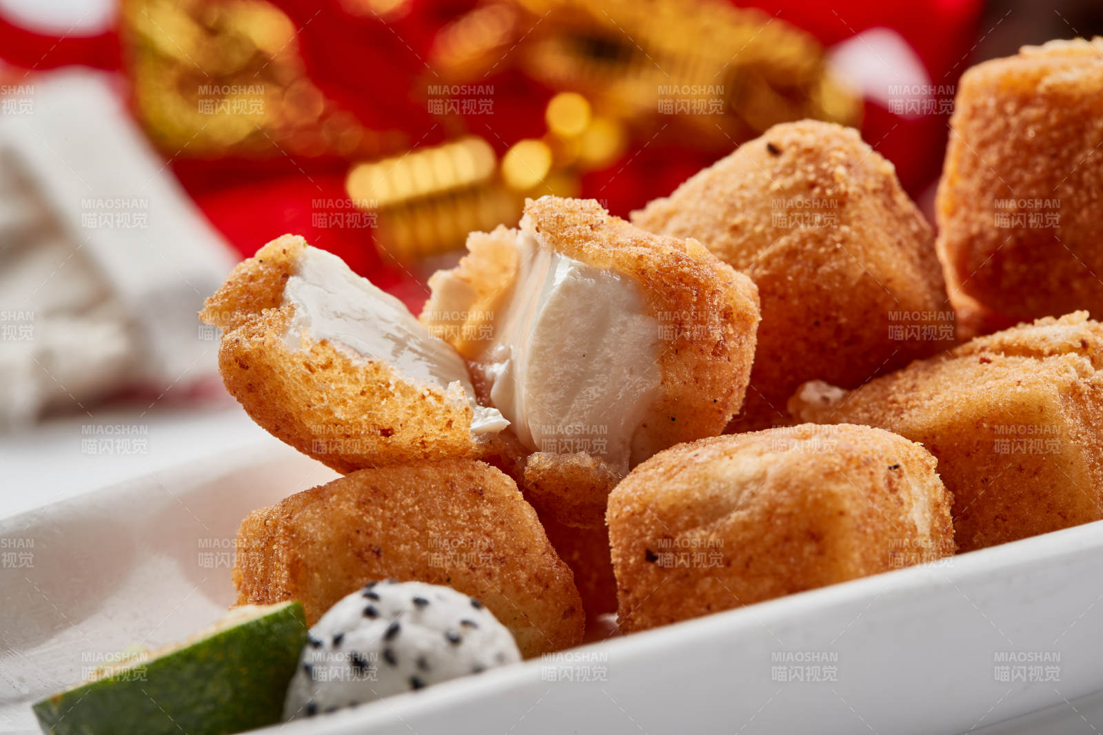 白色瓷盤裝的油炸蟹粉日是豆腐