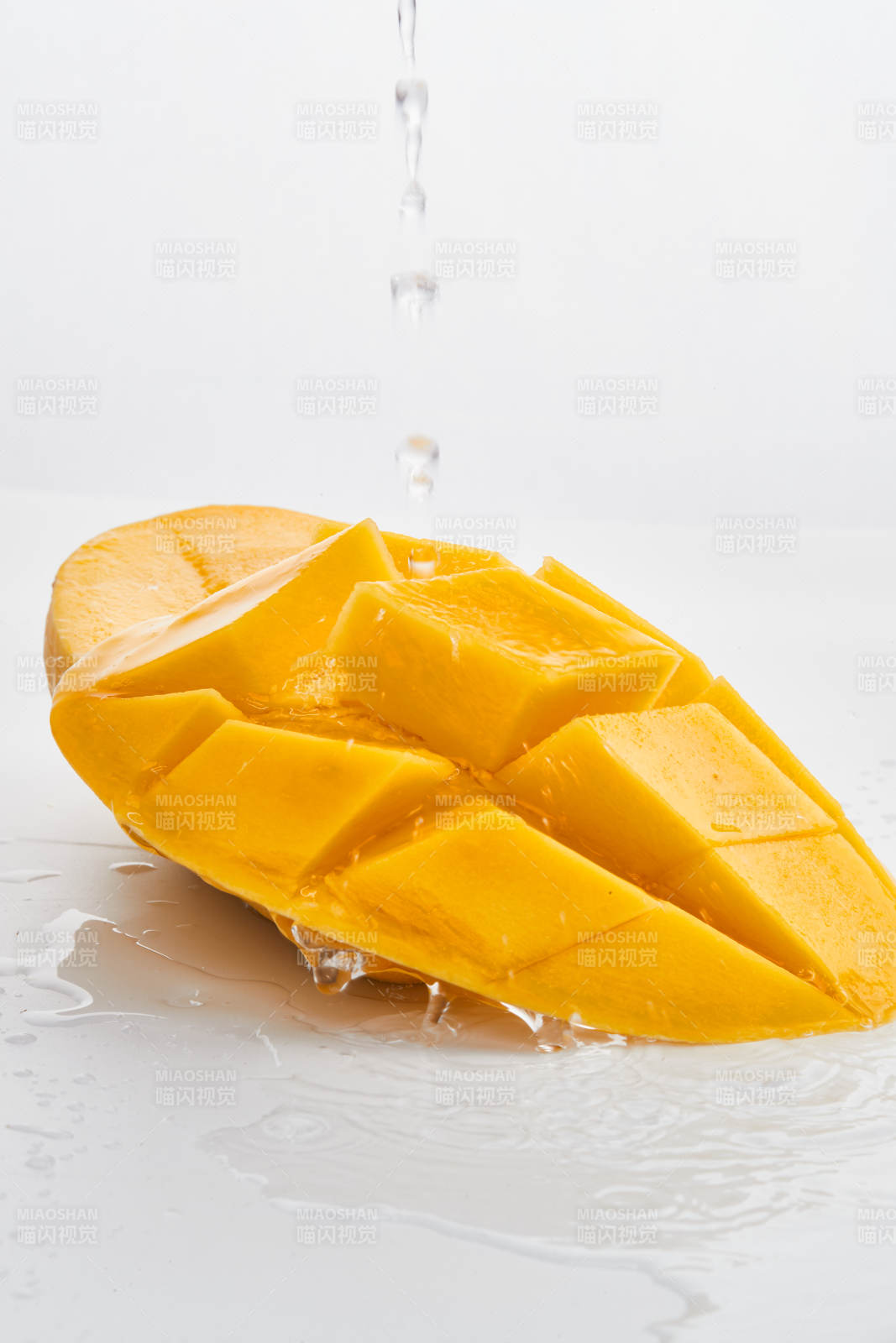 白色背景上摆放的水嫩新鲜芒果