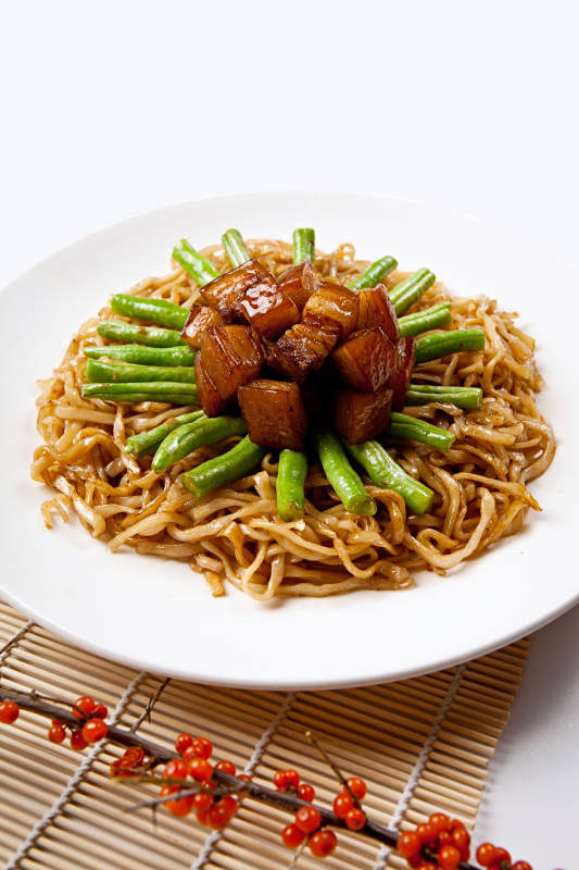 美味红烧肉豆角焖面
