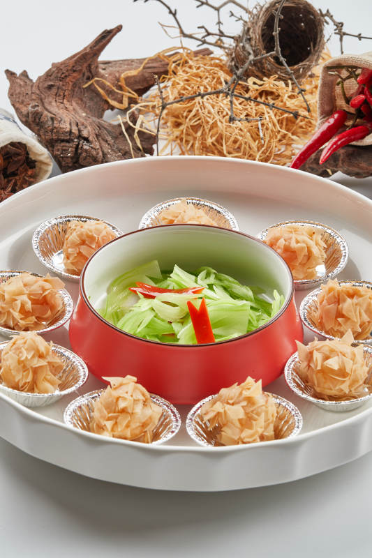 精美瓷餐具装的杏仁麦片烤龙虾球