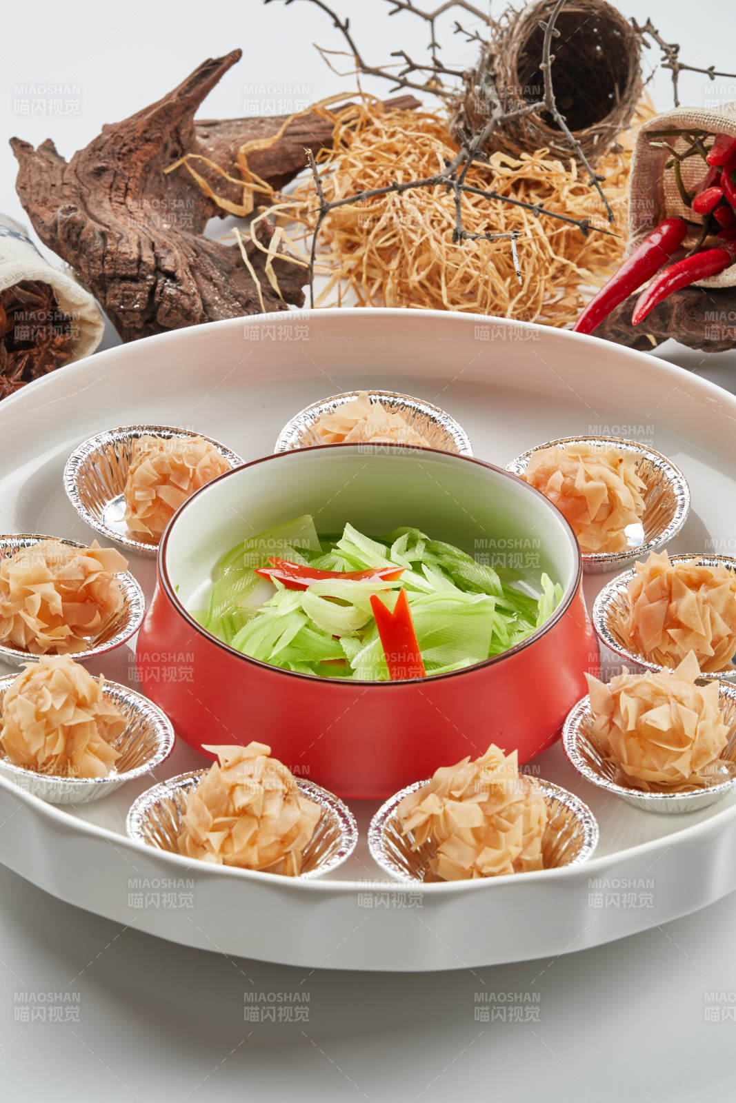 精美瓷餐具装的杏仁麦片烤龙虾球