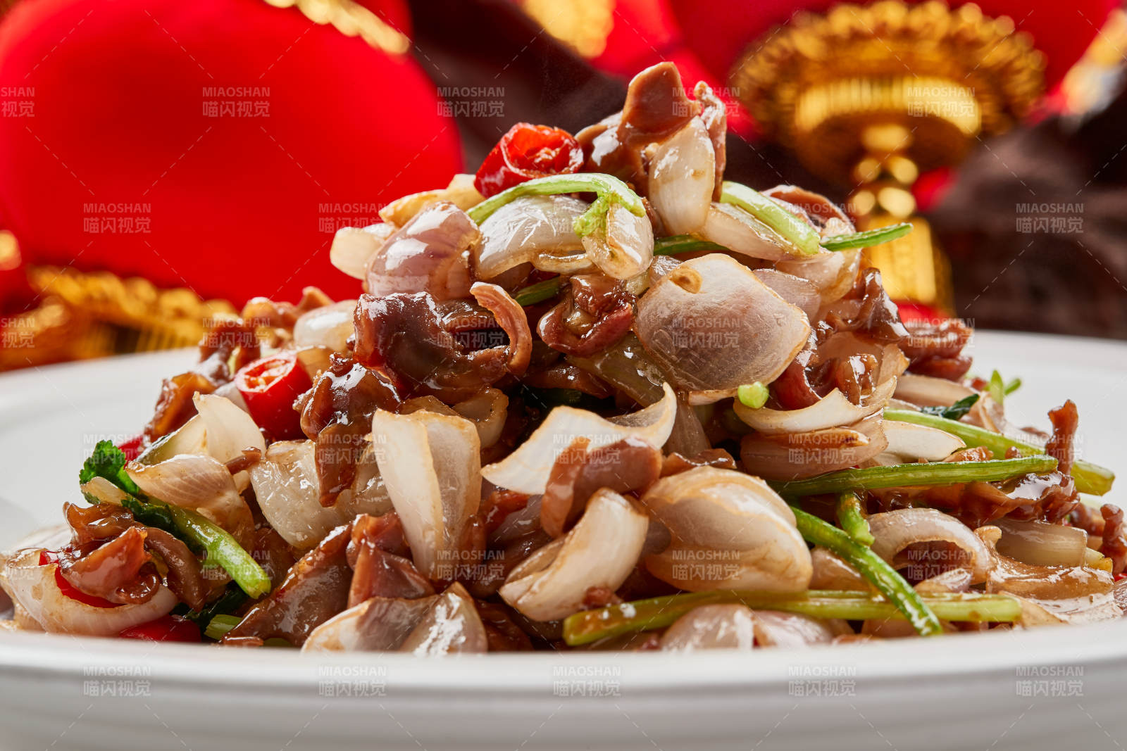 白色瓷盘装的小洋葱炒牛肉