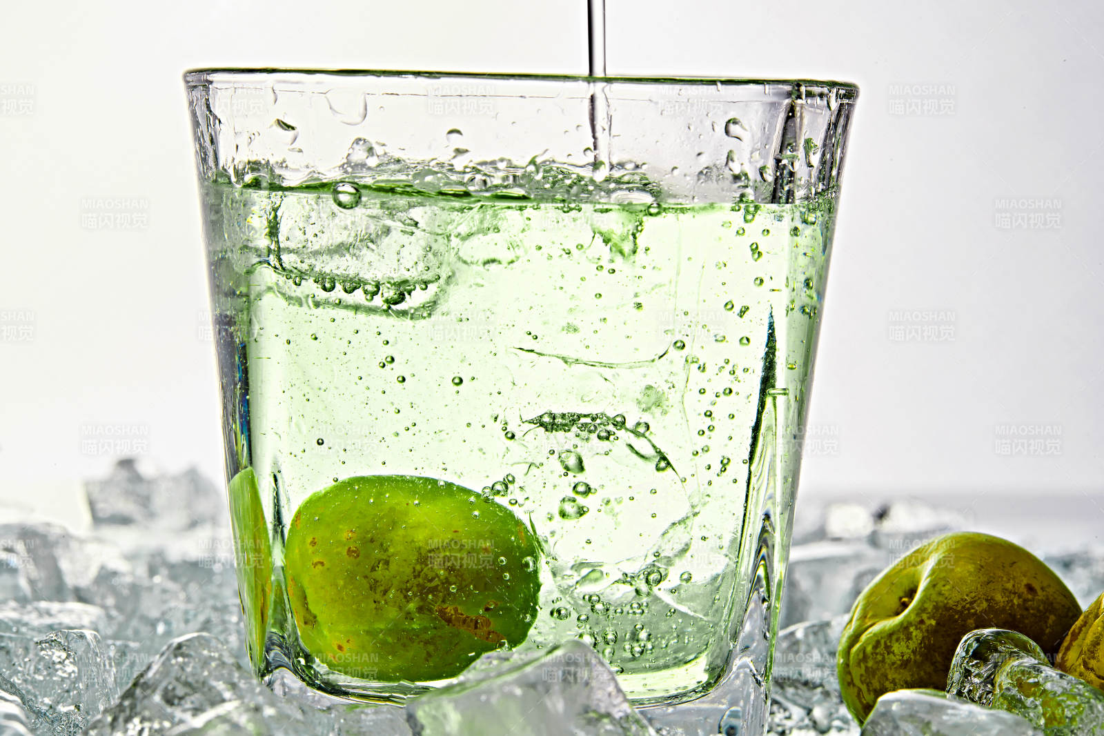 布满冰块的酒杯中的清凉白葡萄味预调酒