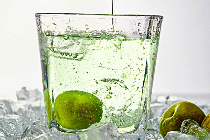 布满冰块的酒杯中的清凉白葡萄味预调酒