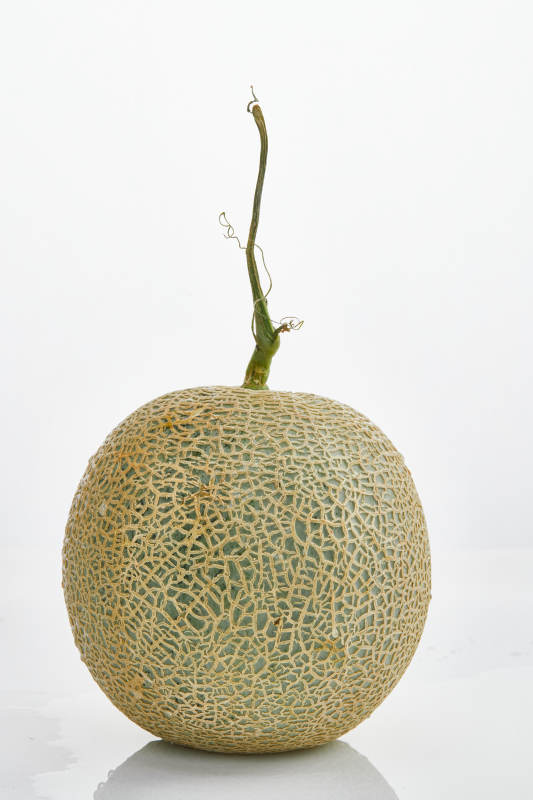 白色背景上摆放的新鲜哈密瓜