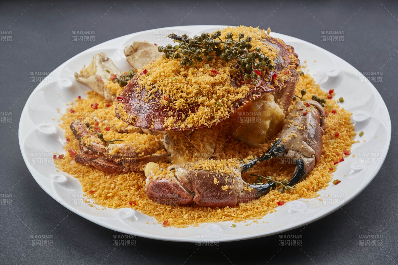 白色瓷盤裝的面包糠藤椒香炸面包蟹