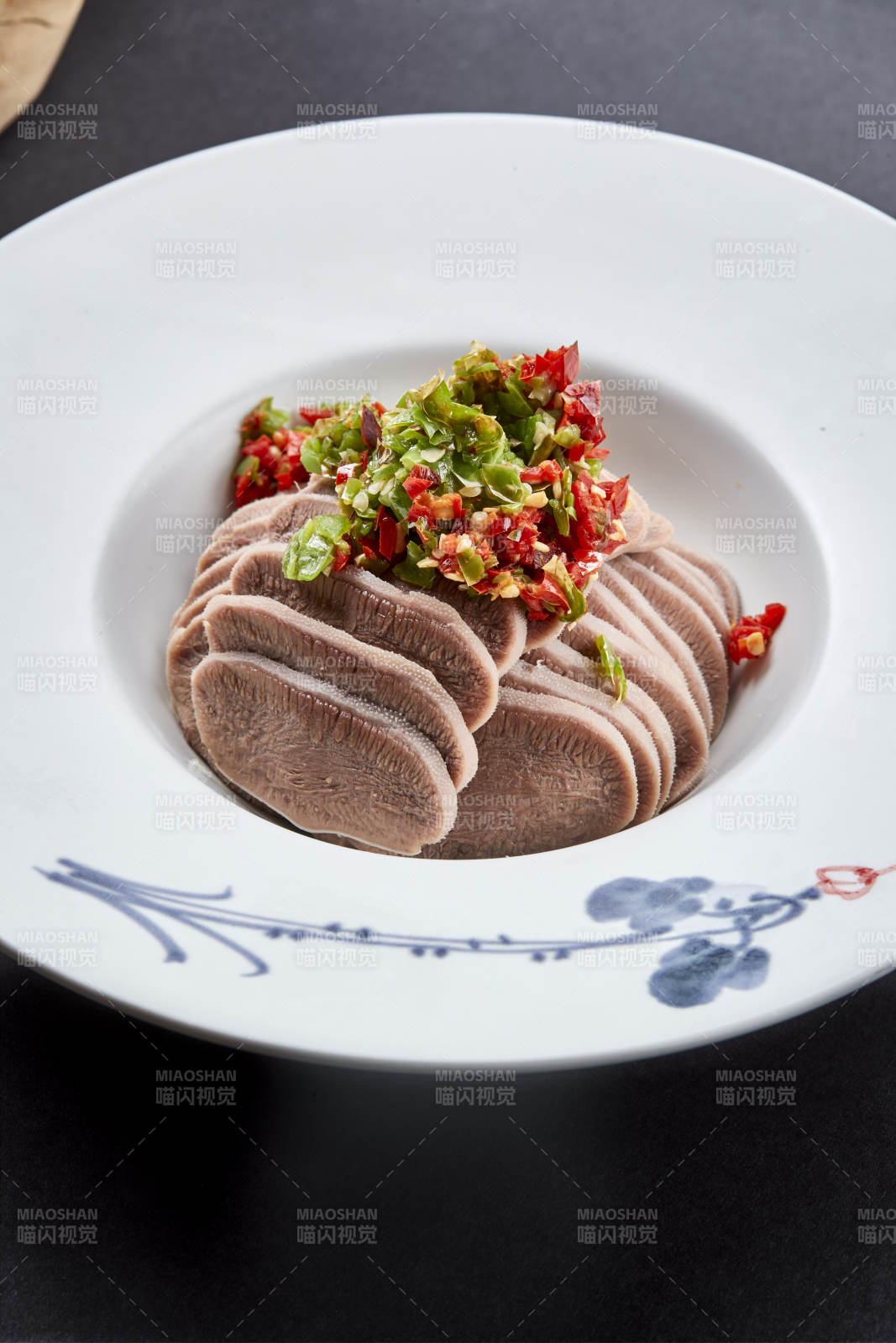 精美凉菜剁椒牛舌口条