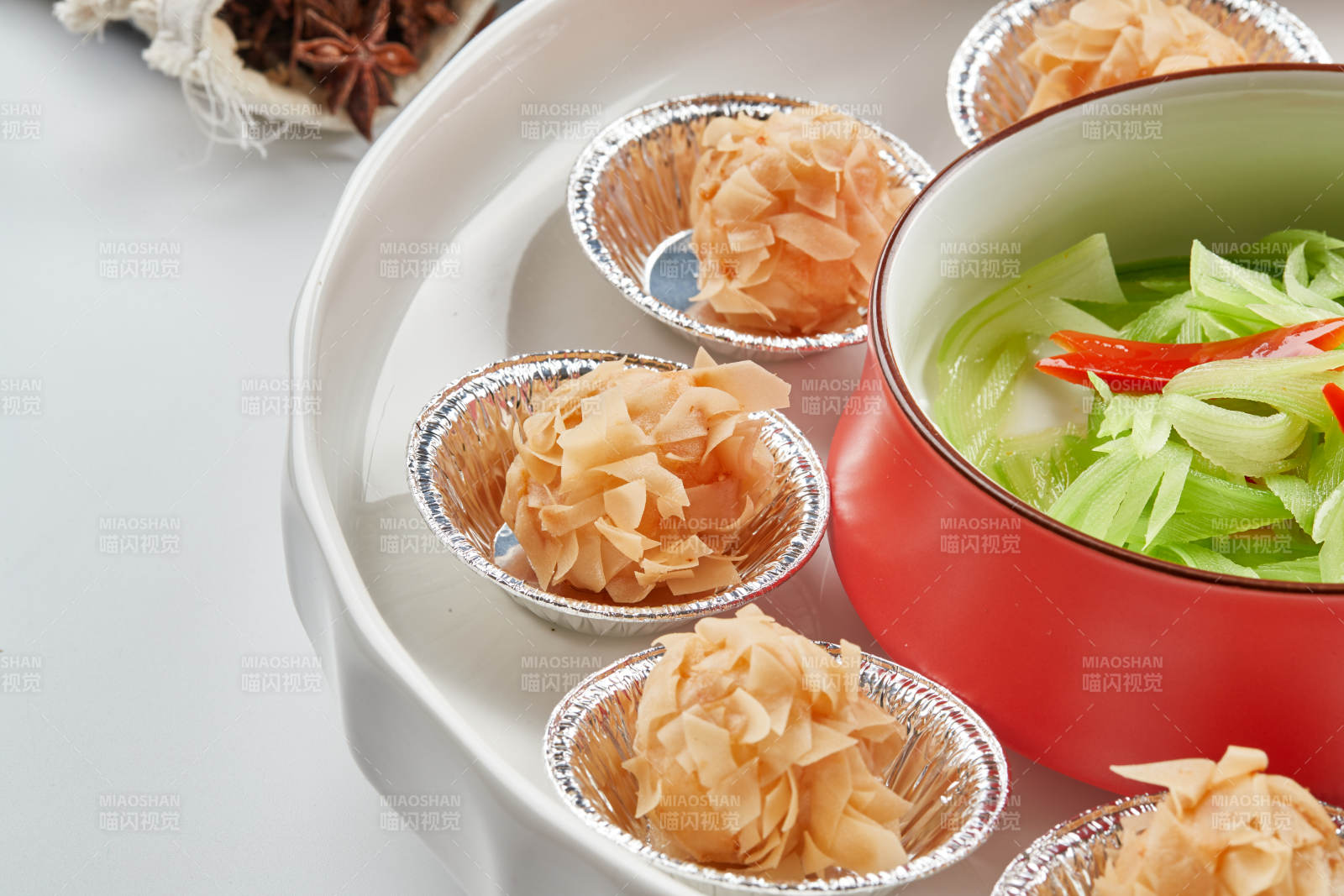 精美瓷餐具装的杏仁麦片烤龙虾球