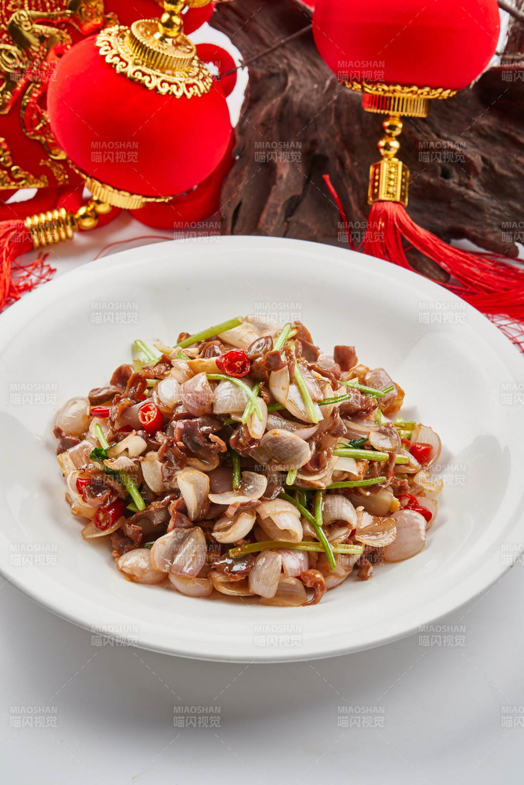 白色瓷盘装的小洋葱炒牛肉