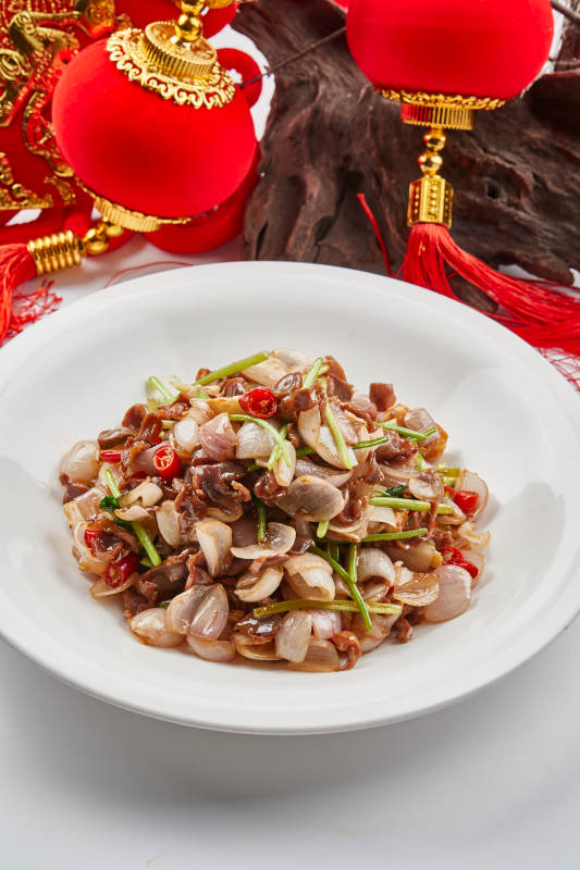 白色瓷盘装的小洋葱炒牛肉