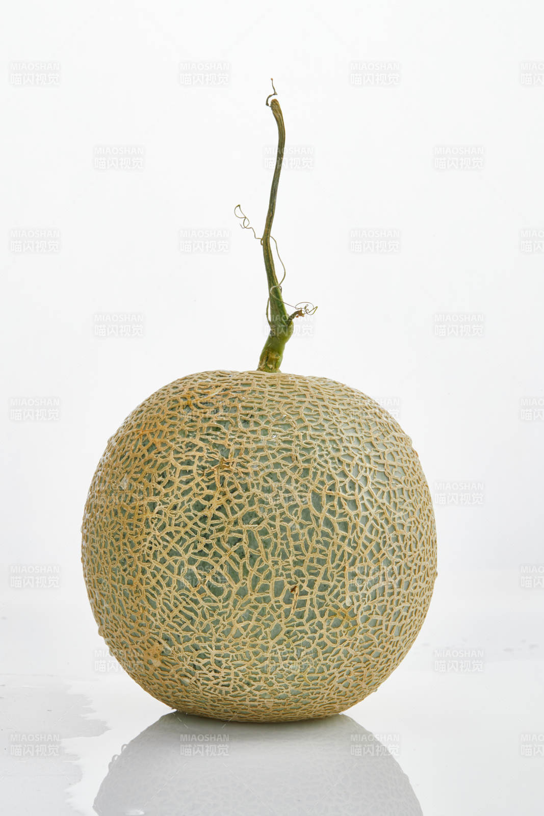 白色背景上摆放的新鲜哈密瓜