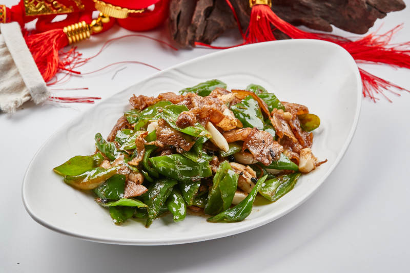 白色瓷盘装的杭椒小炒肉