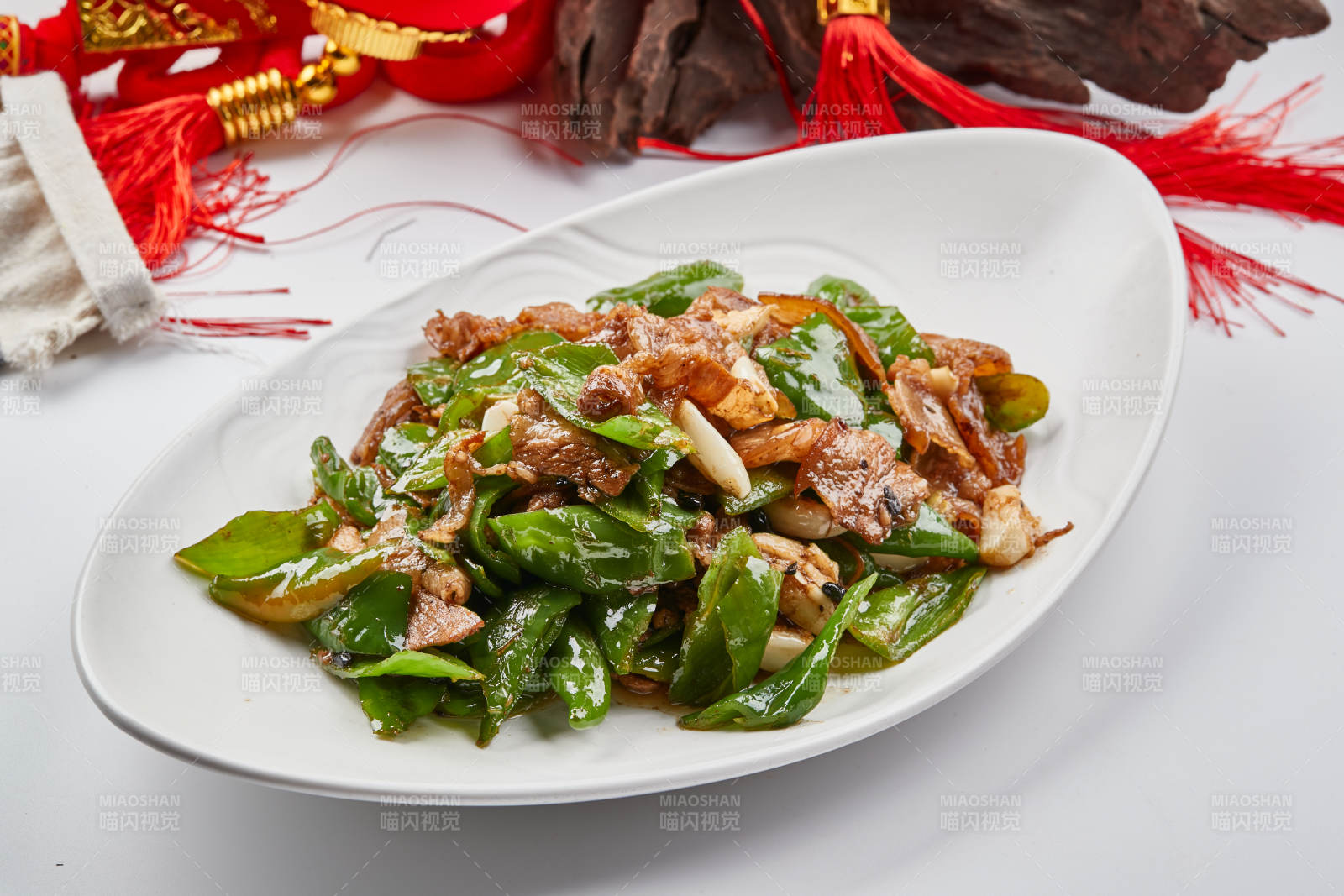 白色瓷盘装的杭椒小炒肉