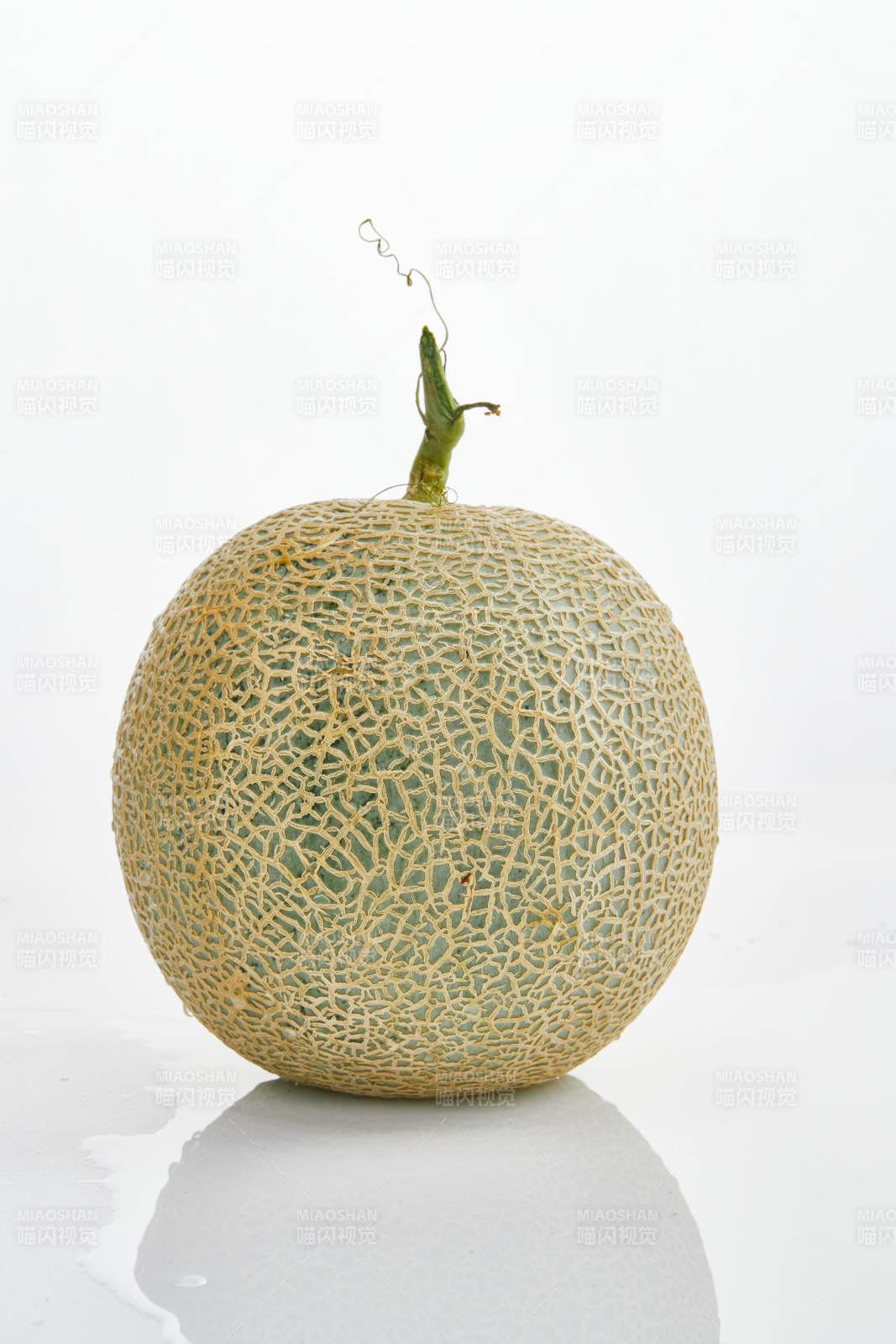 白色背景上摆放的新鲜哈密瓜