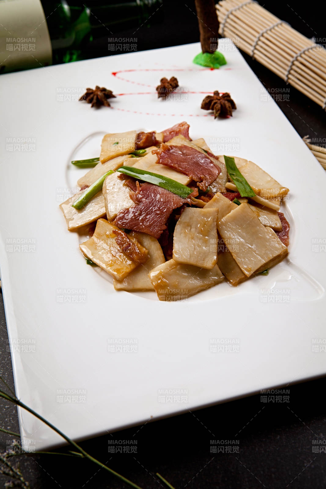 杏鮑菇片炒黑臘肉