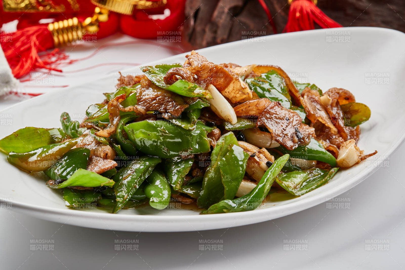 白色瓷盘装的杭椒小炒肉