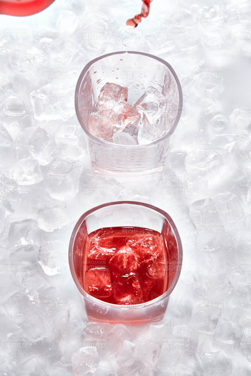 布满冰块的酒杯中的清凉葡萄味预调酒