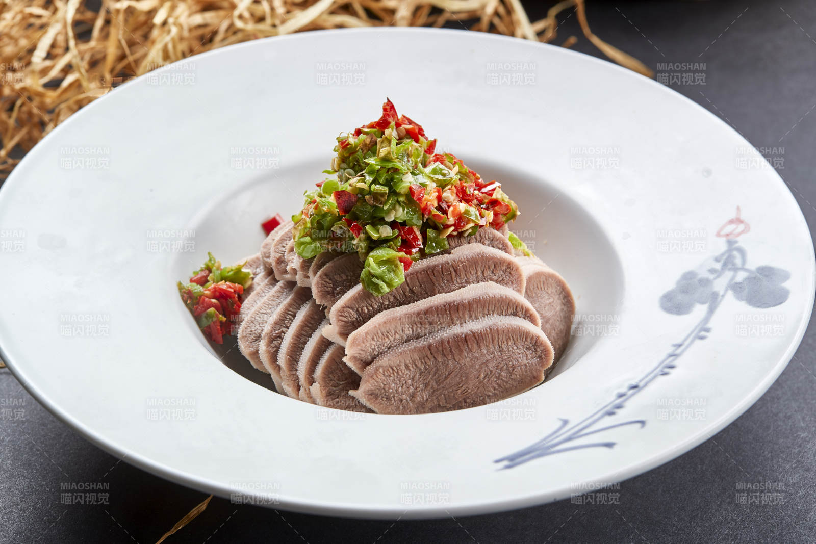 精美凉菜剁椒牛舌口条