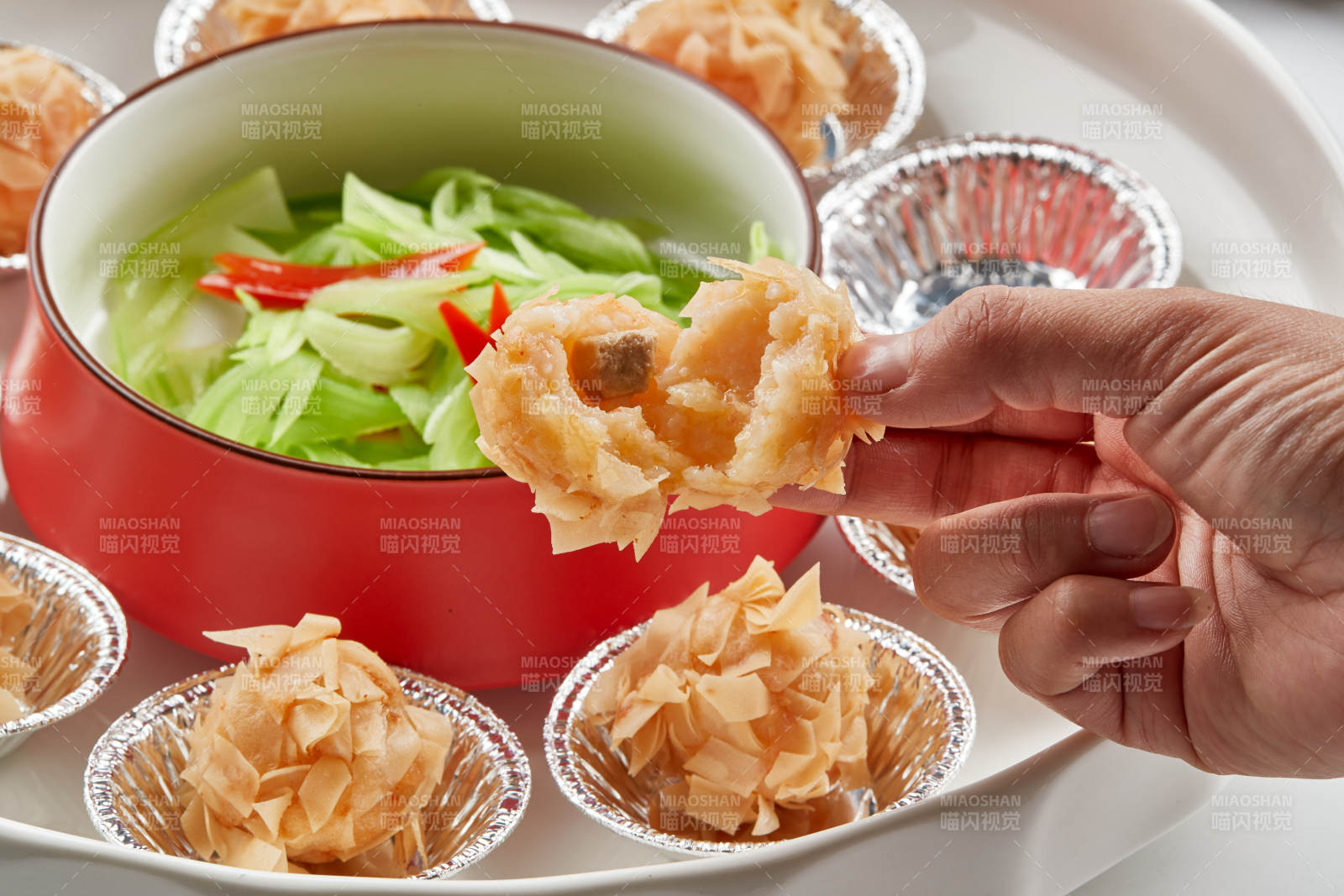 精美瓷餐具裝的杏仁麥片烤龍蝦球