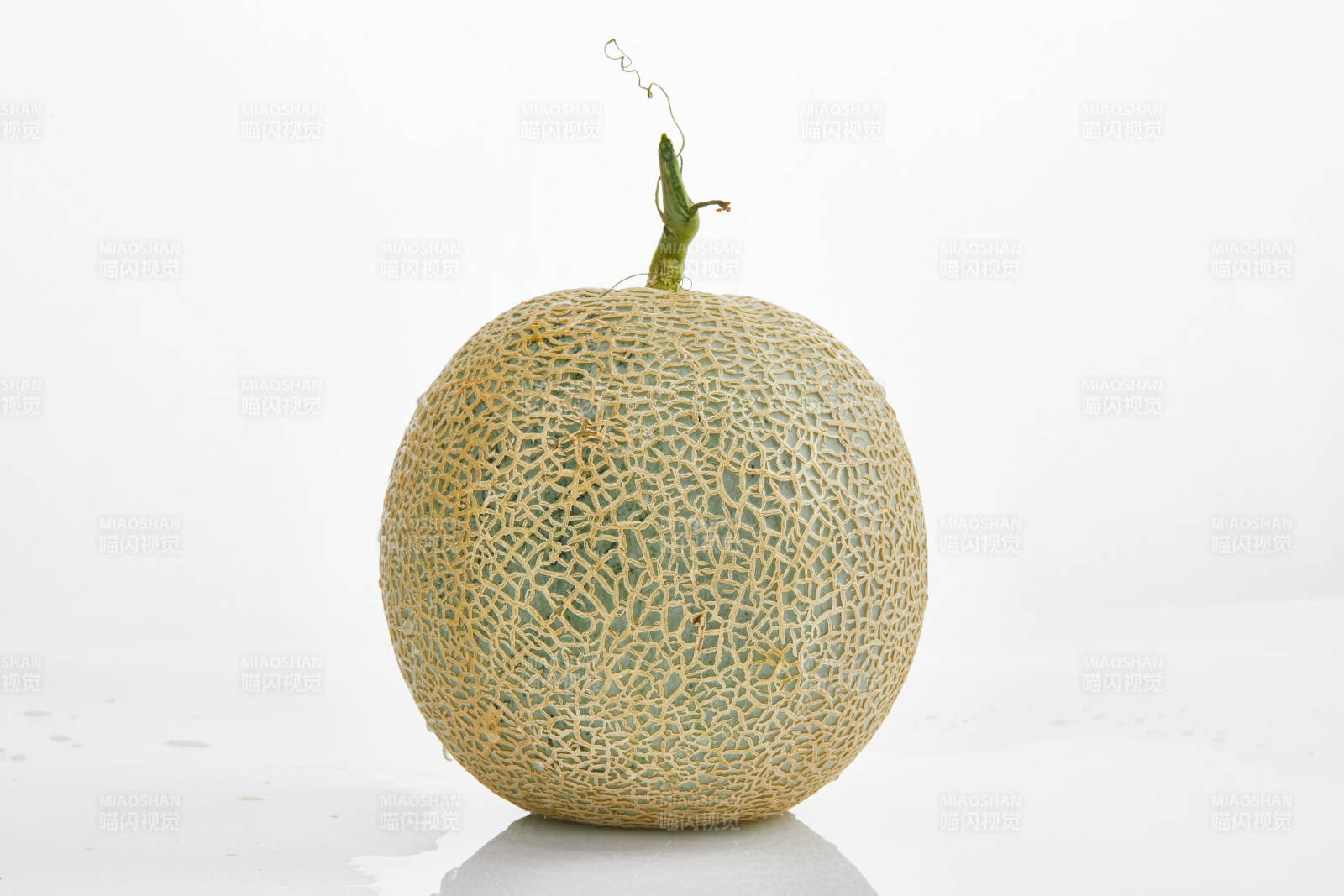 白色背景上摆放的新鲜哈密瓜