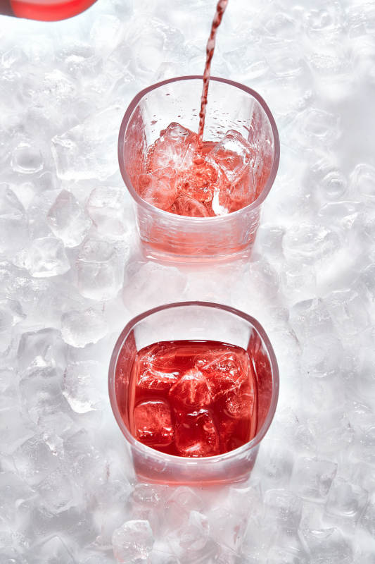 布满冰块的酒杯中的清凉葡萄味预调酒