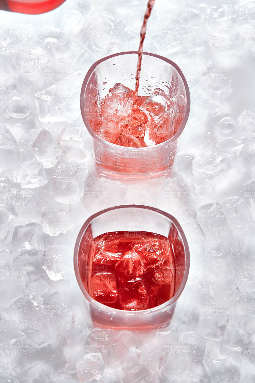 布满冰块的酒杯中的清凉葡萄味预调酒