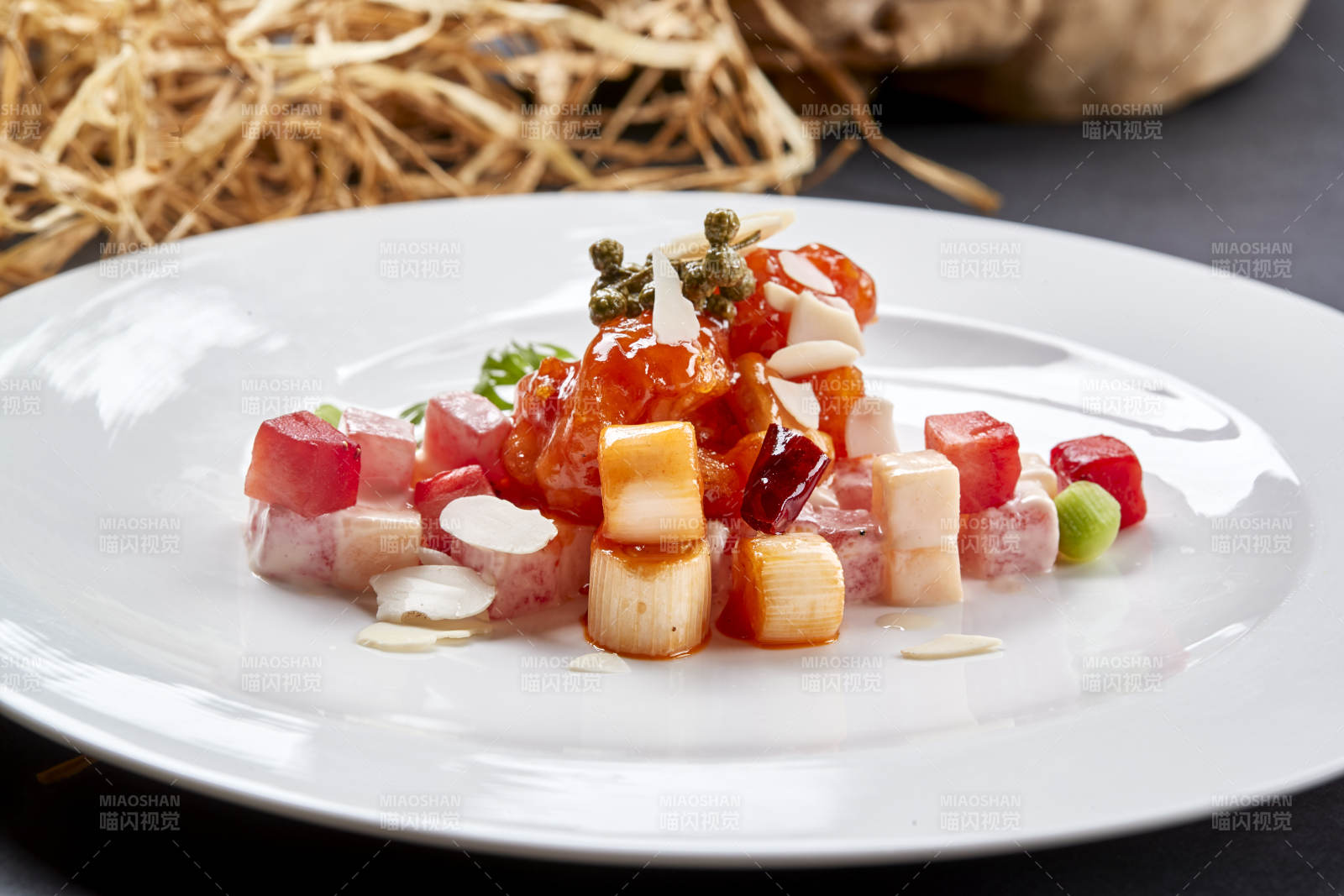 白色圆瓷盘装的水果宫保明虾球