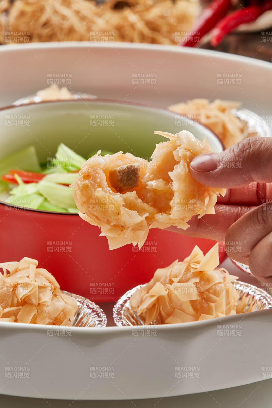 精美瓷餐具装的杏仁麦片烤龙虾球