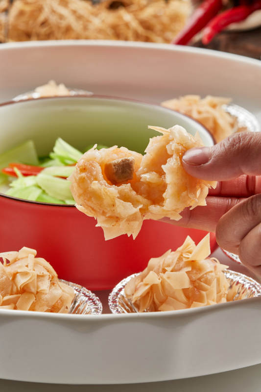 精美瓷餐具装的杏仁麦片烤龙虾球