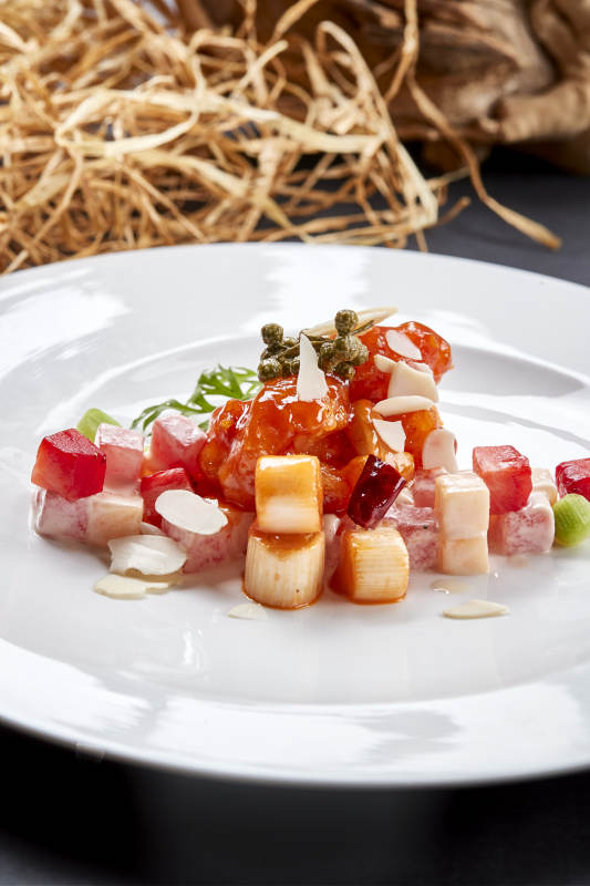 白色圆瓷盘装的水果宫保明虾球