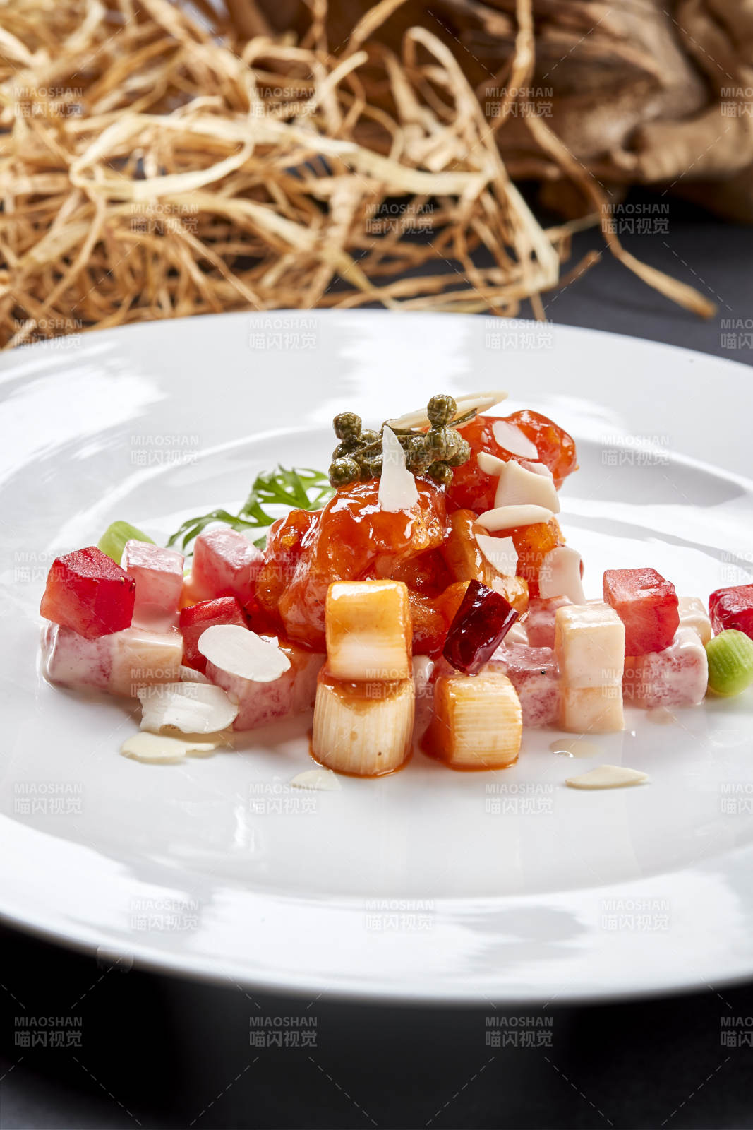 白色圆瓷盘装的水果宫保明虾球