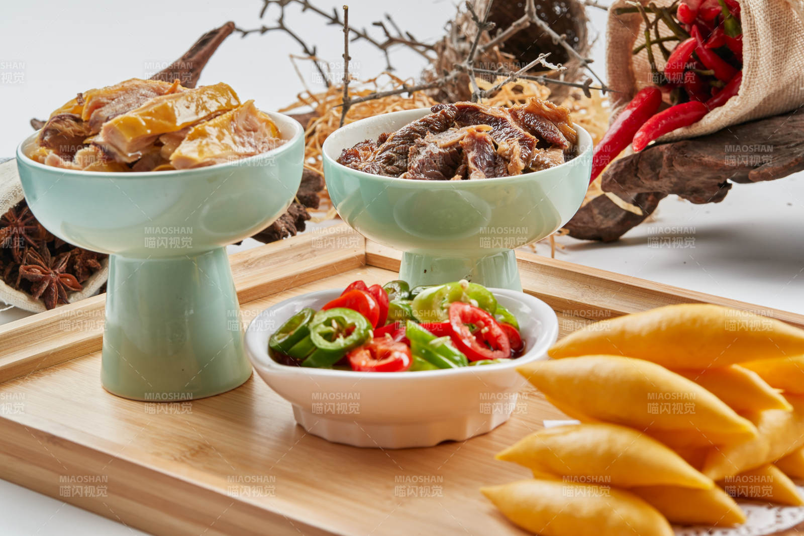 木质托盘装的黄馍馍配鸡牛双拼