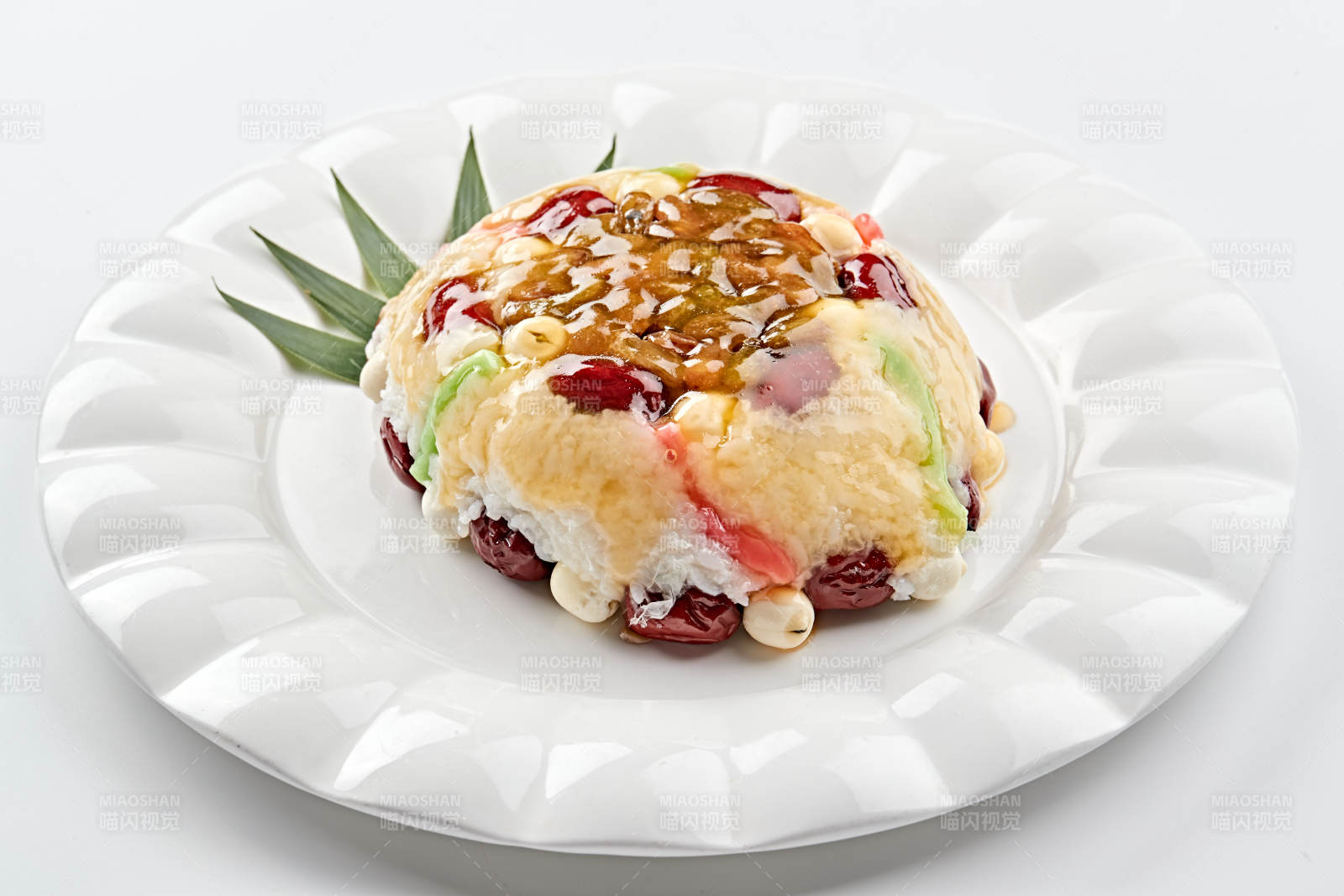 白色瓷盤裝的婚宴甜品糯米八寶飯