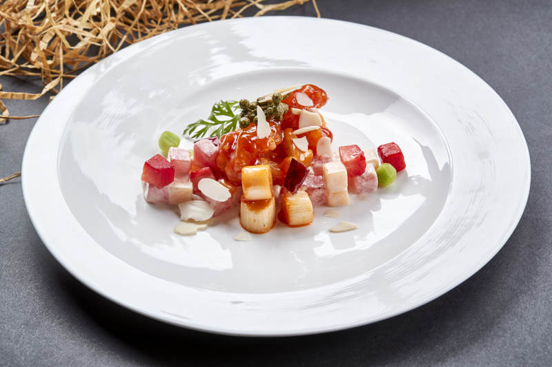 白色圆瓷盘装的水果宫保明虾球