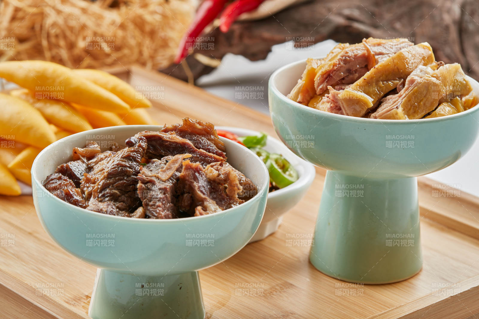 木质托盘装的黄馍馍配鸡牛双拼